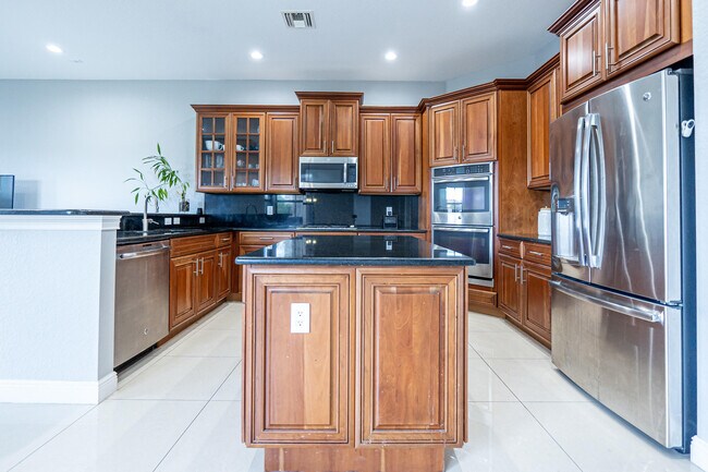 Building Photo - 8950 Lakeview Pl