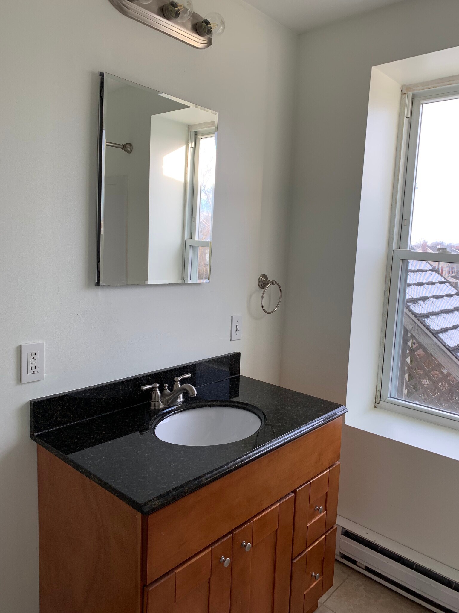 Windowed Bathroom - 1125 3rd St