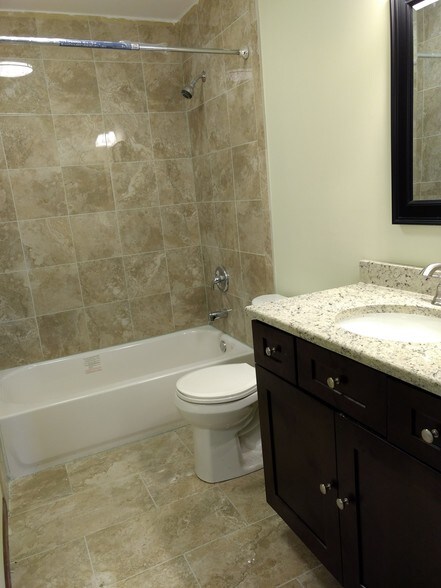 nice bath - 5201 Carriageway Dr