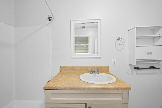 Building Photo - 1709 Le Grand St