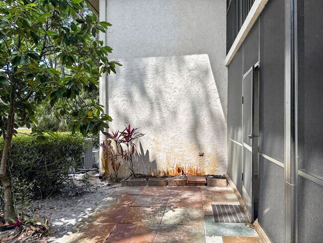 Building Photo - 2 bed 2 bath annual rental *** First floor condo *** Kings Lake Community