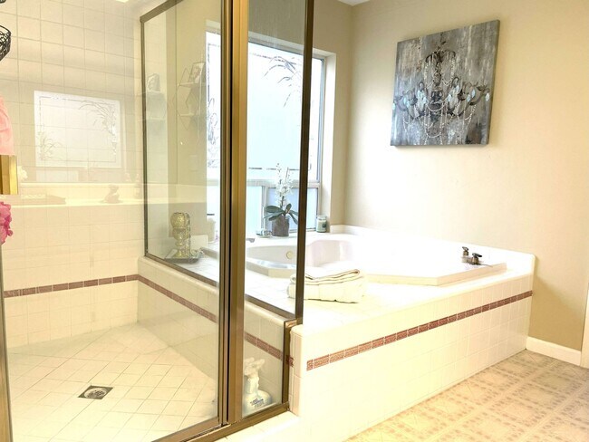 Building Photo - Elegant 4 bedroom 2.5 bath home, Completely Furnished