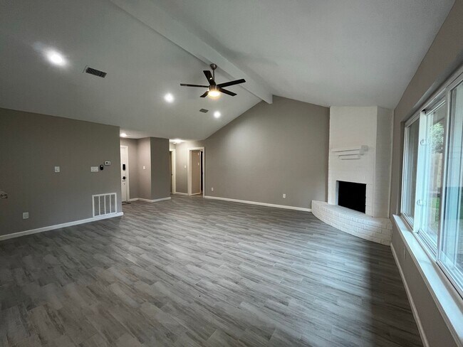Building Photo - For Lease | 3 Bed, 2 Bath | 1,446 Sq Ft | ...