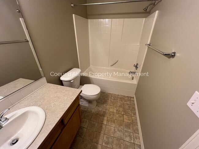 Building Photo - 3 bed house in The Landings