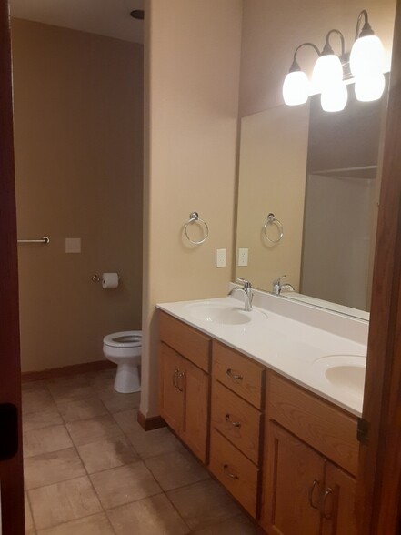 Building Photo - 958 Parkland Dr