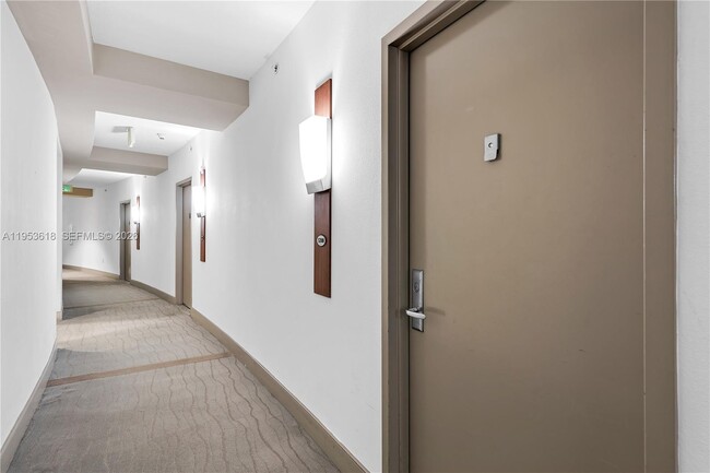 Building Photo - 1750 N Bayshore Dr