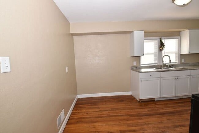 Building Photo - Mishawaka Northside 3 bedroom 1 1/2 story home with 2 bathrooms