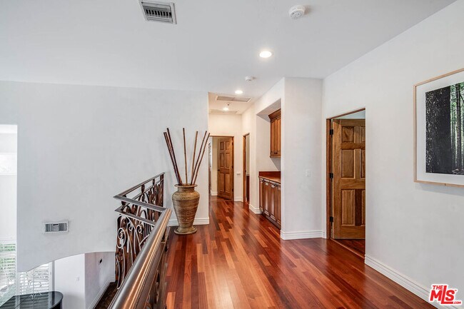 Building Photo - 4520 Tyrone Ave
