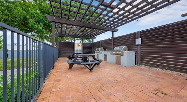 Building Photo - 6225 Saratoga Blvd