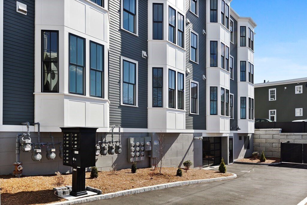 Building Photo - 324 Bunker Hill St