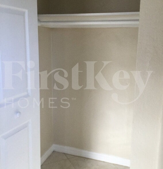 Building Photo - 900 W Bloxham St