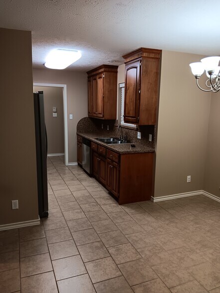 Building Photo - 104 Village Pl