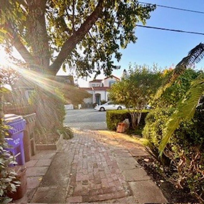 Building Photo - Classic Santa Cruz Beach Bungalow Near Harbor & Seabright Beach