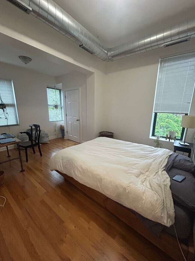 Building Photo - 2559 W. North-#3R