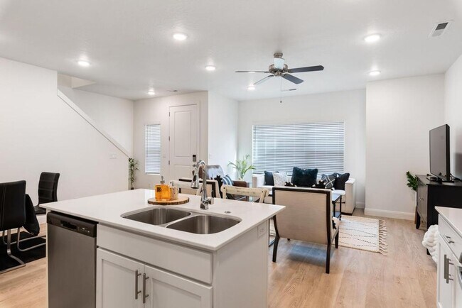 Building Photo - Desert Color Townhome 4-Bedrooms!