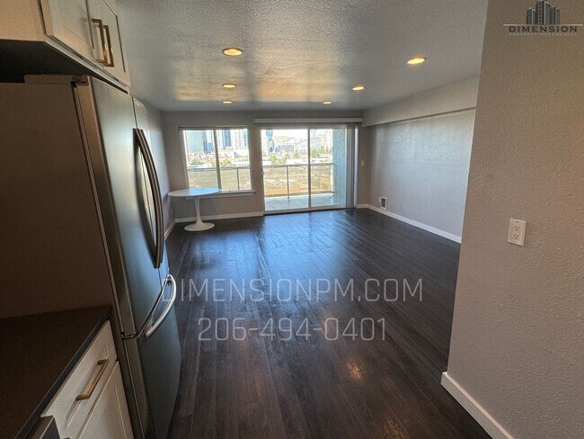 Building Photo - 1 Bedroom Condo with View in the heart of Bellvue!