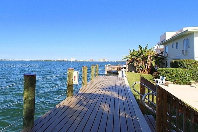 Building Photo - 2250 Bay Dr