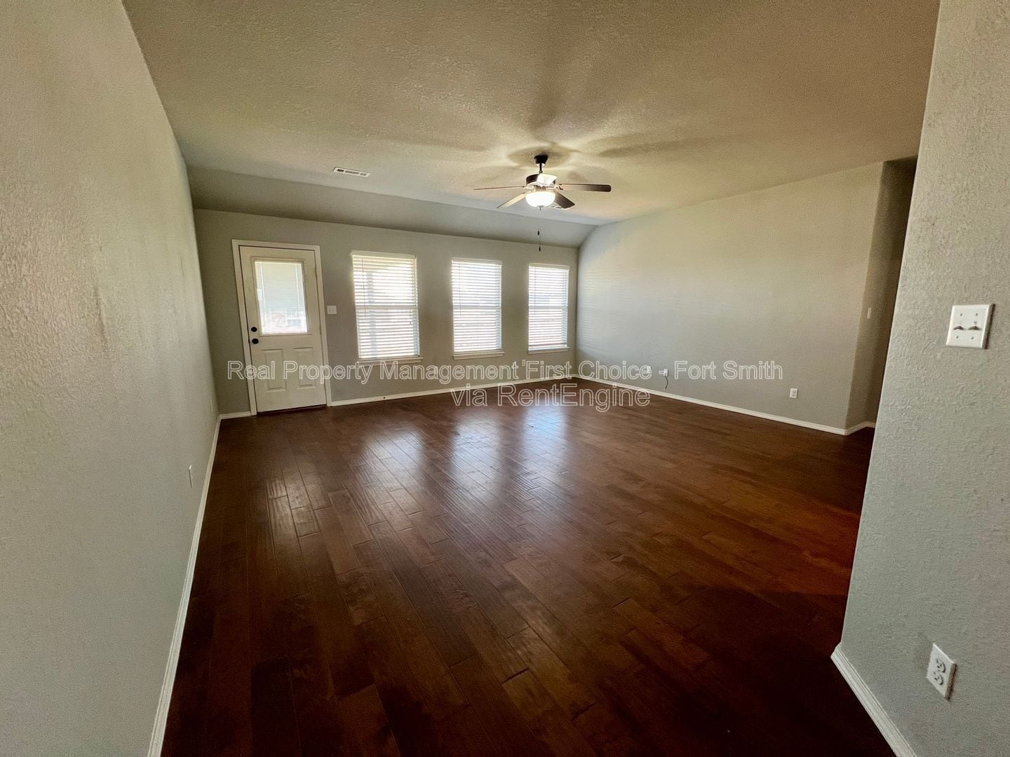Building Photo - 423 Ridge Point Dr