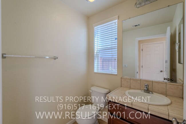 Building Photo - Spacious Lincoln 4 Bedroom 2.5 Bath w Club...