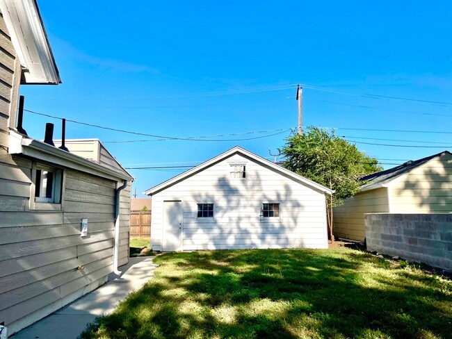 Building Photo - Mountain View Bungalow w/Garage and A/C