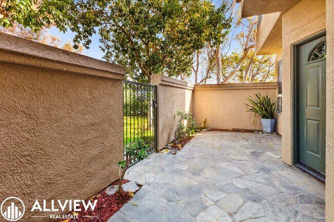 Building Photo - Gorgeous 2 Bed, 2.5 Bath End-Unit Home Available NOW in Aliso Viejo!