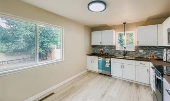 Building Photo - Spacious 5 bedroom, 2 ba, large basement with additional kitchen & private entry