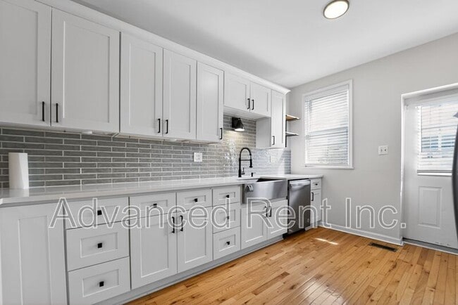 Building Photo - 611 Grundy St