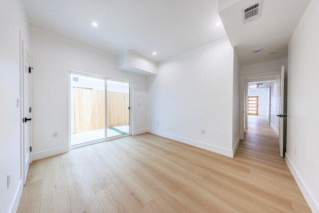 Building Photo - 1013 S Citrus Ave