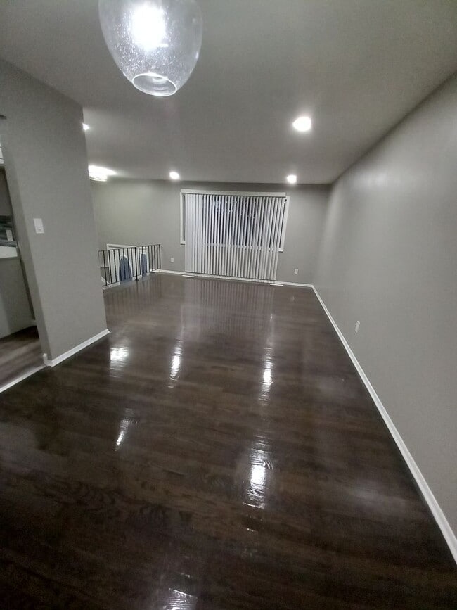 Building Photo - Stunning 3 Bedroom Bi-Level Home