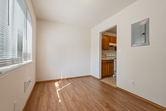 Building Photo - 2-Bedroom Duplex in SE Portland - Enjoy 1/...