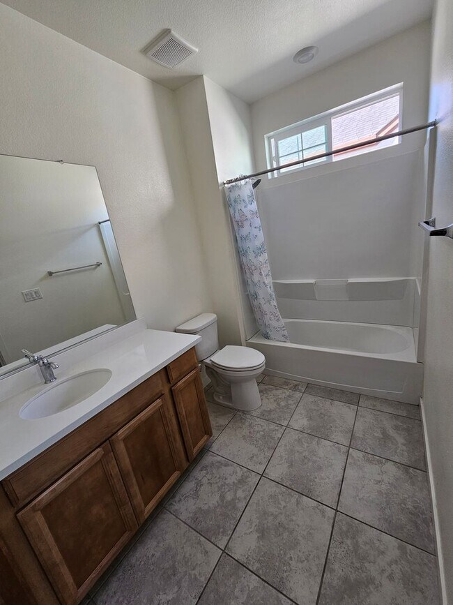Building Photo - LOCATION, LOCATION, LOCATION 2 bedrooms an...