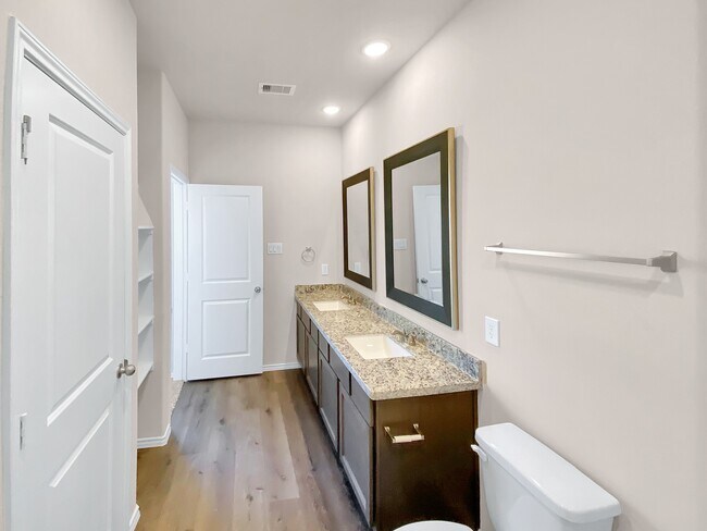 Building Photo - 13067 Clear View Dr