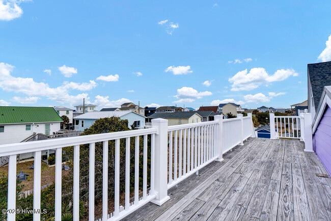 Building Photo - 1207 N Topsail Dr