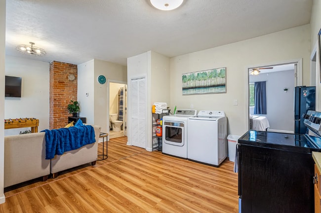 Building Photo - *Recently Updated 2BD/1BA Apartment availa...