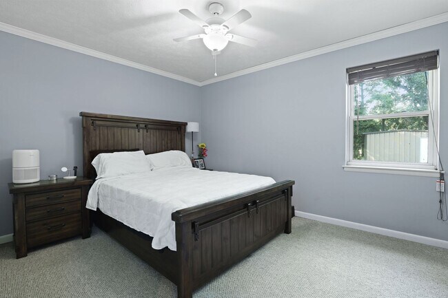 Building Photo - Settle Into Comfort in This Charming 3-Bedroom Home in Larchmont Estates