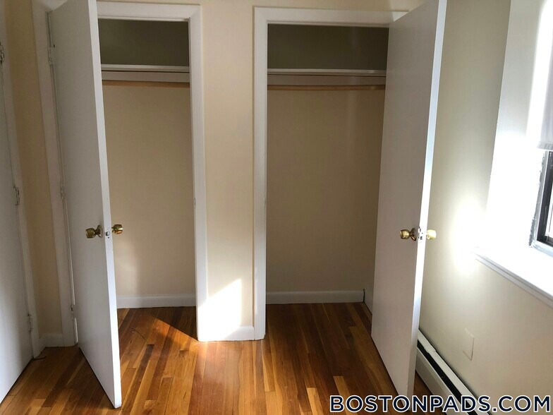 Building Photo - 122 Dustin St