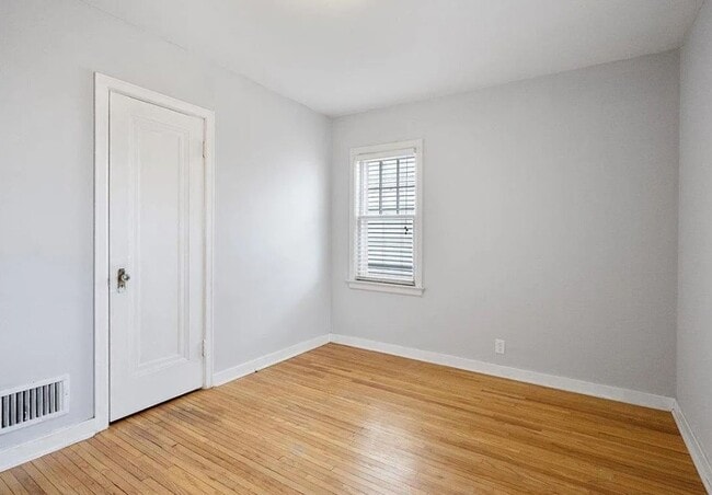 Building Photo - 3 Bedroom House with Large 2 Stall Garage ...