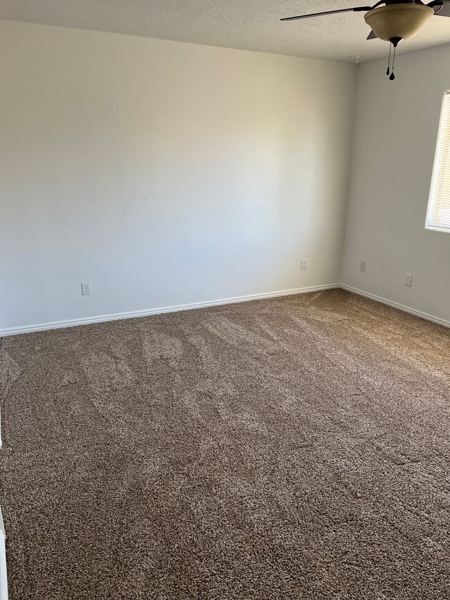 Building Photo - Refreshed 2 bedroom 1.5 bathroom townhome ...