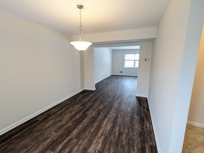 Building Photo - *END UNIT* town home in established Crestwood Neighborhood ready for you mid March!