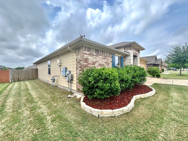Building Photo - Stunning 3/BR 2/BA Home with Spacious Back...
