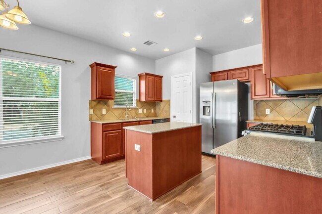 Building Photo - "Spacious 6-Bedroom Haven with 4 Full Baths and Hot Tub!"