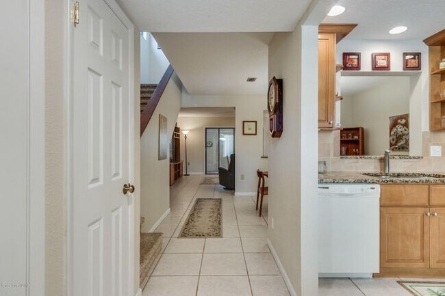 Building Photo - Beautiful Townhome Walking Distance to the...