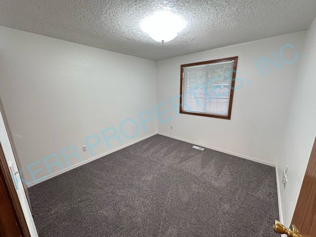 Building Photo - 1535 NW Wallula Ave