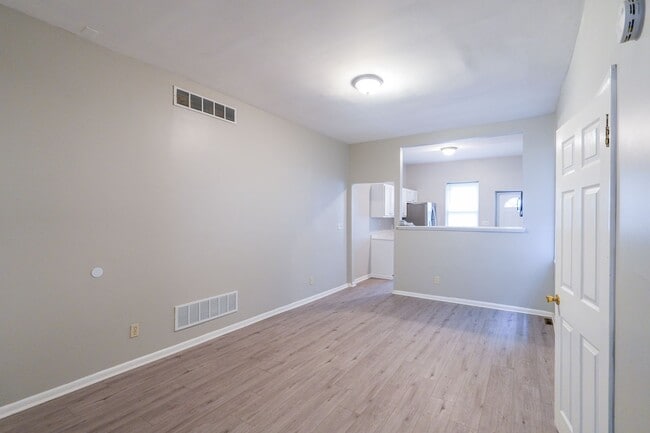 Building Photo - Newly renovated 6 bedroom 2.5 bath in Carroll Park Area