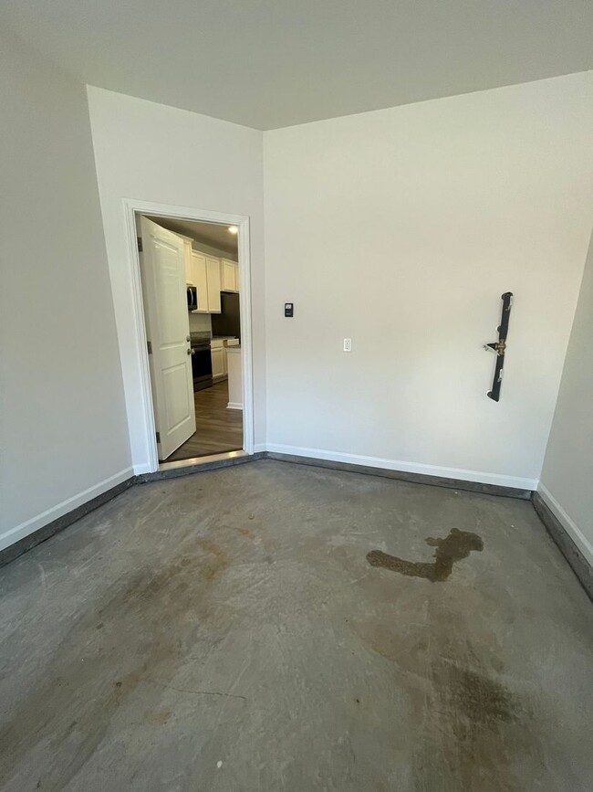 Building Photo - Lovely 3 bedroom 3 bath Lovely  Townhome i...