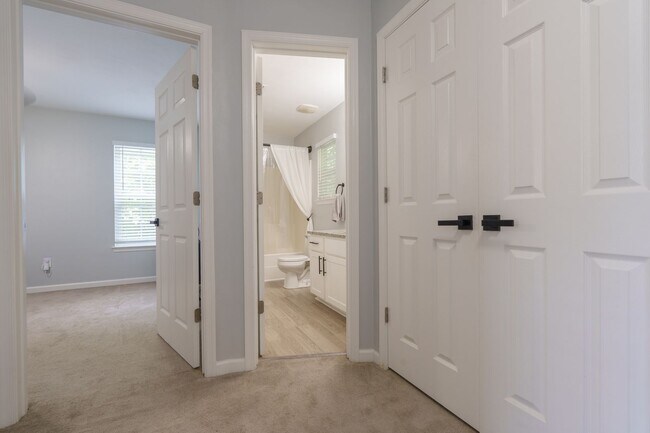 Building Photo - MOVE IN READY 3 Bedroom in the Heart of No...