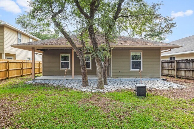Building Photo - Modern Home in the Heart of Niceville!
