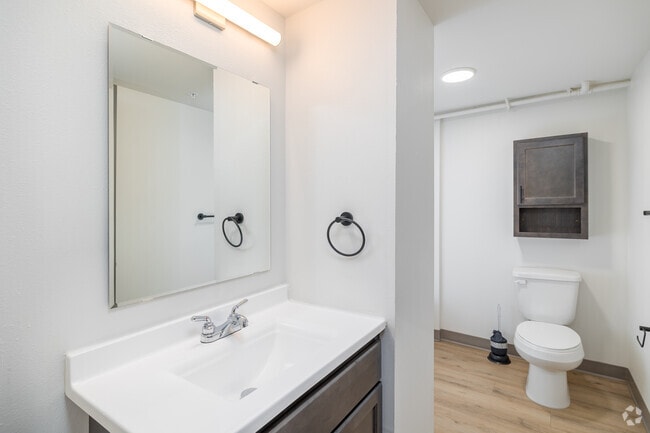 2BR, 1BA - 738SF - Bathroom - Aya Tower