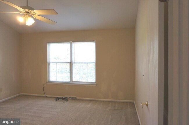 Building Photo - 141 Thames Dr