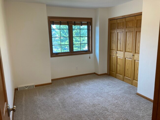 Building Photo - 1815 Essex Dr